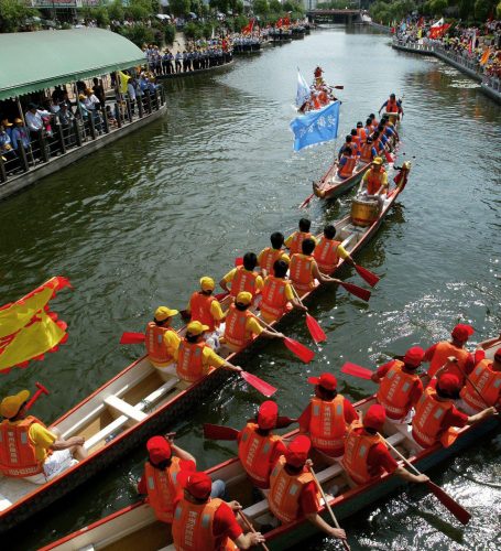 2D2P0BR Participants paddle forward during a boat race in Shanghai May 31,2006. The Dragon Boat festival is commemorated in memory of the patriotic poet Qu Yuan, who drowned on the day in 277 B.C.  REUTERS/Aly Song